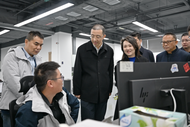 在舍弗勒智能驾驶科技(长沙)有限公司了解企业技术研发应用、产业生态布局、创新人才引育等情况。 在舍弗勒智能驾驶科技(长沙)有限公司了解企业技术研发应用、产业生态布局、创新人才引育等情况。