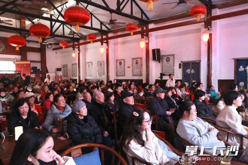 首场文艺汇演在得乐社热闹开演。 首场文艺汇演在得乐社热闹开演。