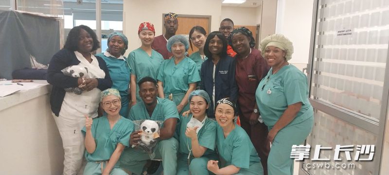 湘雅医院医疗队以精湛医术破解当地眼科诊疗难题，用仁爱之心为白内障患者点亮重见光明的希望，在加勒比海岸边演绎了一个个跨越国界的温情故事。长沙晚报通讯员 孙铃钰 刘丹 摄影报道