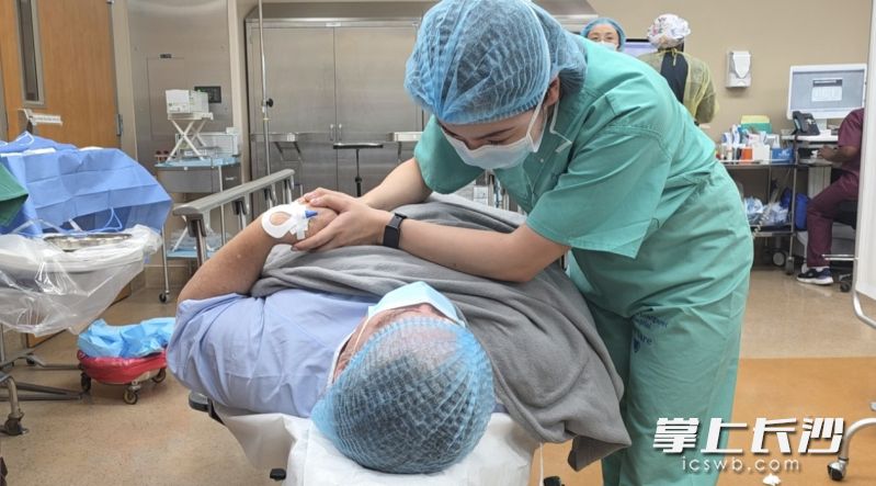 当地眼科诊疗资源积压严重，大量患者在漫长等待中逐渐失去视力。此次湘雅医疗队的到来，为当地眼疾患者带来了曙光。