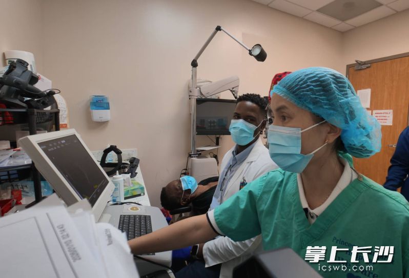 中国援巴哈马“光明行”湘雅医疗队的队员们，用专业与坚守为当地患者送去光明，用真诚与温暖搭建起中巴友谊的桥梁。