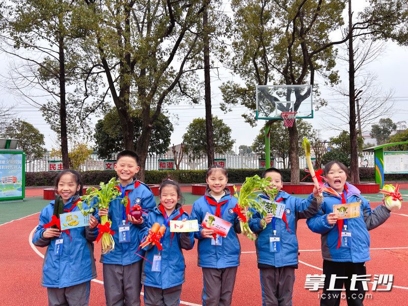 发布会后,“数据小侦探”们收到了特别的奖励。 发布会后,“数据小侦探”们收到了特别的奖励。