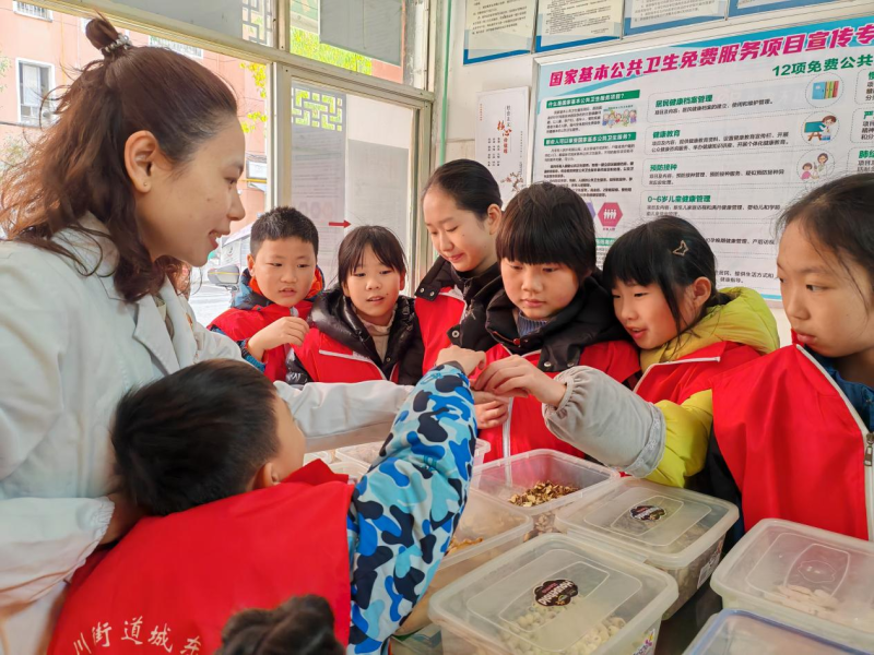 孩子们走进浏阳市中医医院，感受传统中医文化的独特魅力。通讯员供图