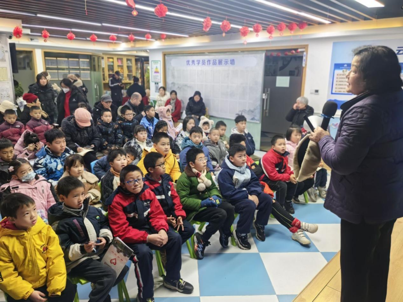 天心区关心下一代“五老”宣讲讲师李子玲为孩子们授课。通讯员供图