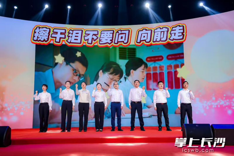 社区工作者代表带来社区版《水手》。