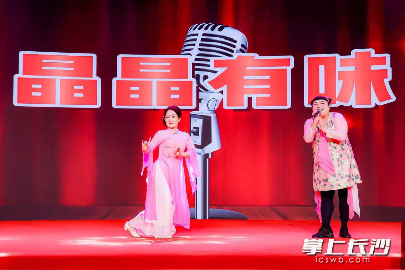 何晶晶（右）带来脱口秀《晶晶有味》。