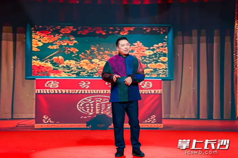 君风带来脱口秀《戏策长沙》。