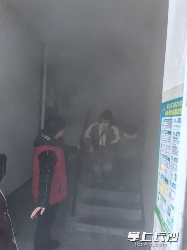 模拟逃生演练现场。 模拟逃生演练现场。