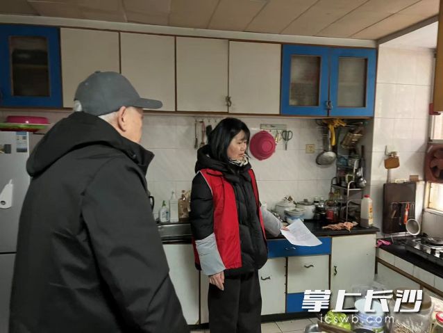 天心区金盆岭街道全面升级冬季安全“敲门行动”。 均为长沙晚报通讯员 曾侣阳供图