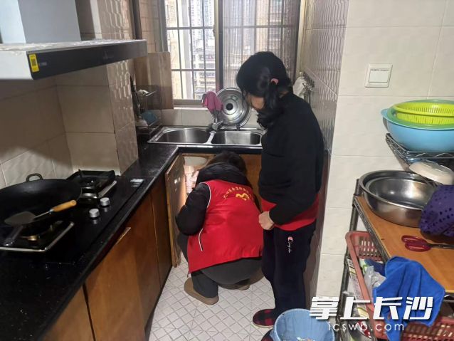 工作人员对家中重点区域开展“拉网式”细致检查。