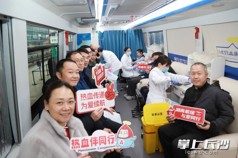 活动现场，许多爱心志愿者挽袖献血。