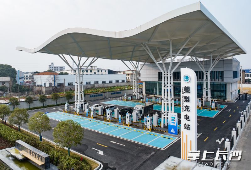 新能源汽车在长沙县㮾梨充电站充电。邹麟 摄