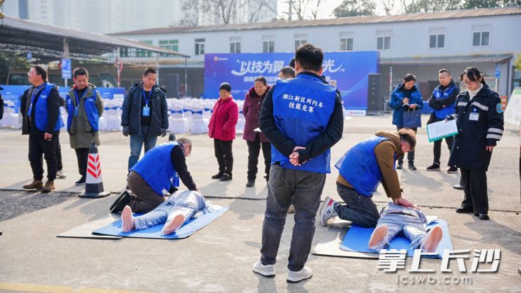 选手们正在开展模拟应急处置。