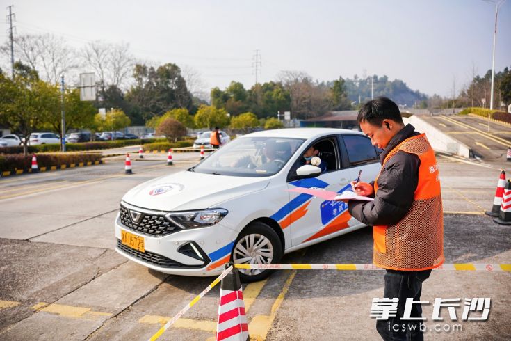 1月28日，湖南湘江新区举办首届网约车司机技能竞赛。图为选手正在进行实操比赛。  均为湘江新区总工会供图