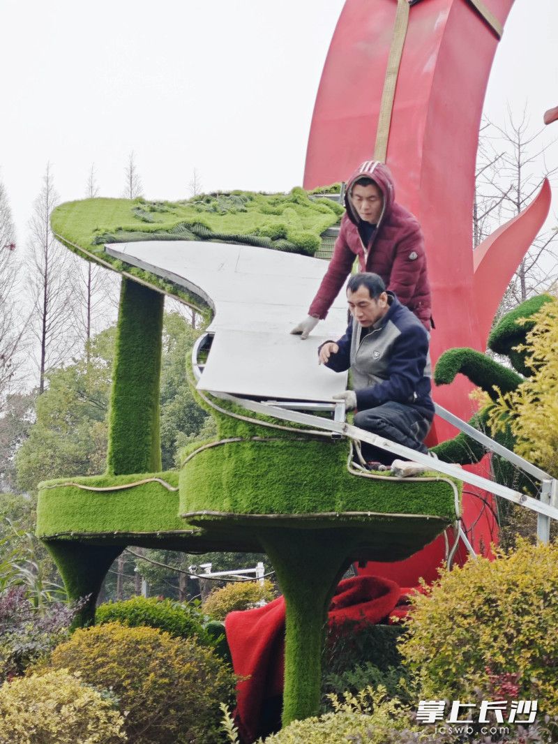 施工人员在在“修钢琴”。