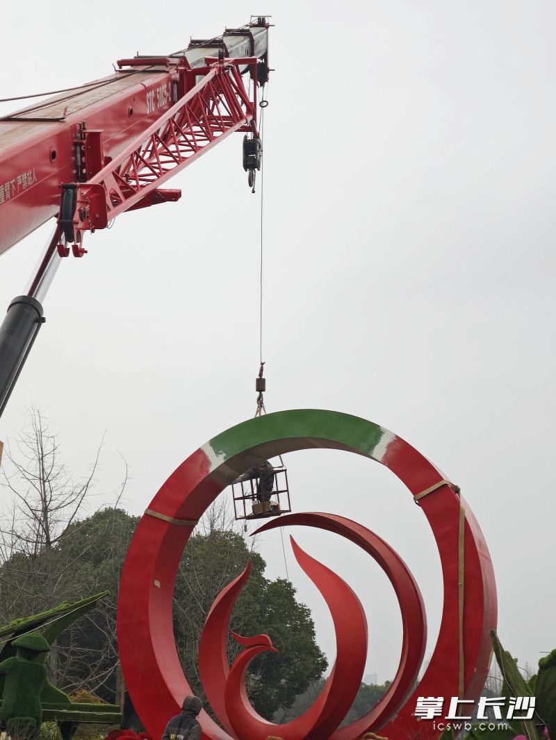 湖南烈士公园东门“凤凰展翅”雕塑正在翻新。 均为长沙晚报全媒体记者贺文兵摄