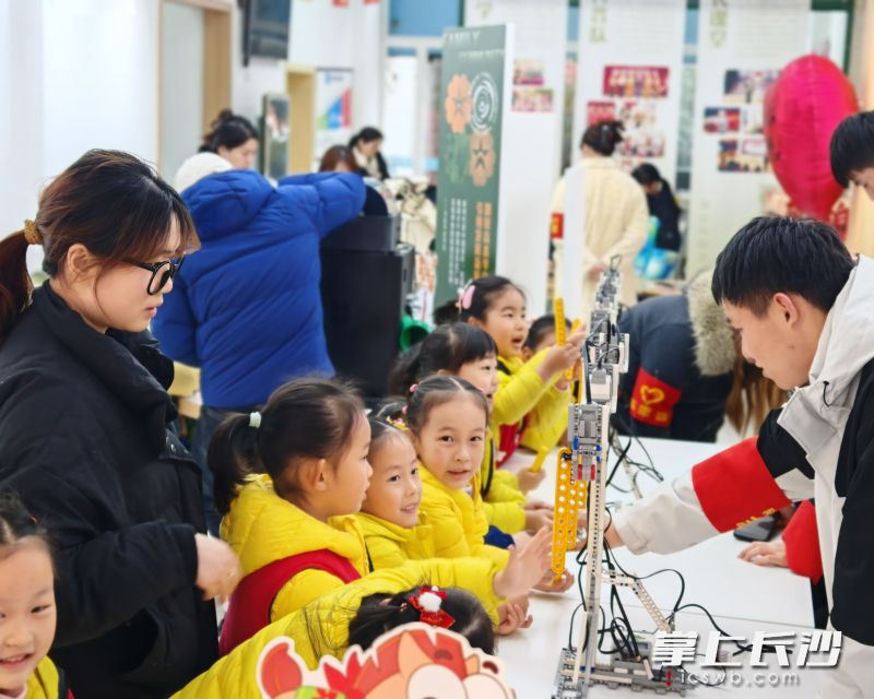 虽然没有狮头,编程机器人舞狮也有板有眼。照片均为长沙晚报通讯员 彭玉立 供图 虽然没有狮头,编程机器人舞狮也有板有眼。照片均为长沙晚报通讯员 彭玉立 供图