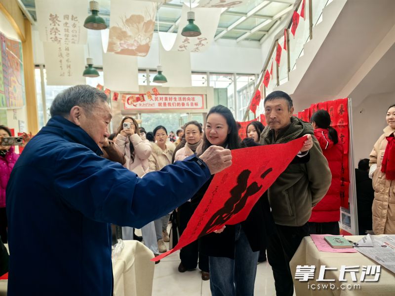 书法家的春联作品被现场做成电子贺卡。 书法家的春联作品被现场做成电子贺卡。