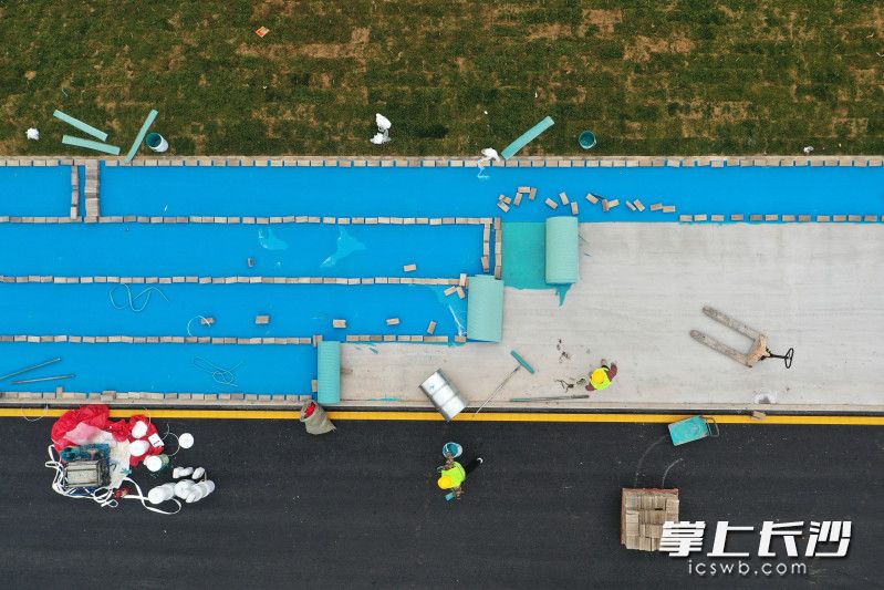 塑胶跑步道正在铺设。