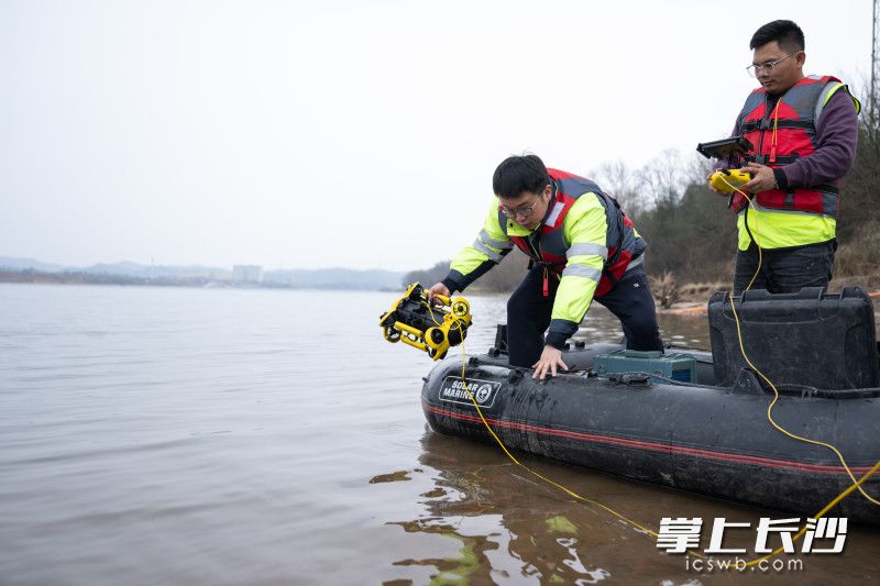 工作人员正在投放水下无人机。