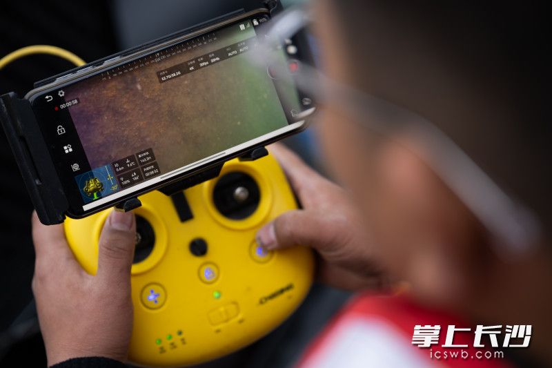 屏幕上实时传回水下画面，180度旋转高清摄像头穿透浑浊江水。