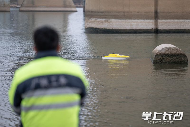 沪昆高铁湘江特大桥下，一艘不到1米长的小船在桥墩之间劈波斩浪。 均为长沙晚报全媒体记者黄启晴、邹麟、李茂健，实习生彭唯真，通讯员孙庆、郭成摄