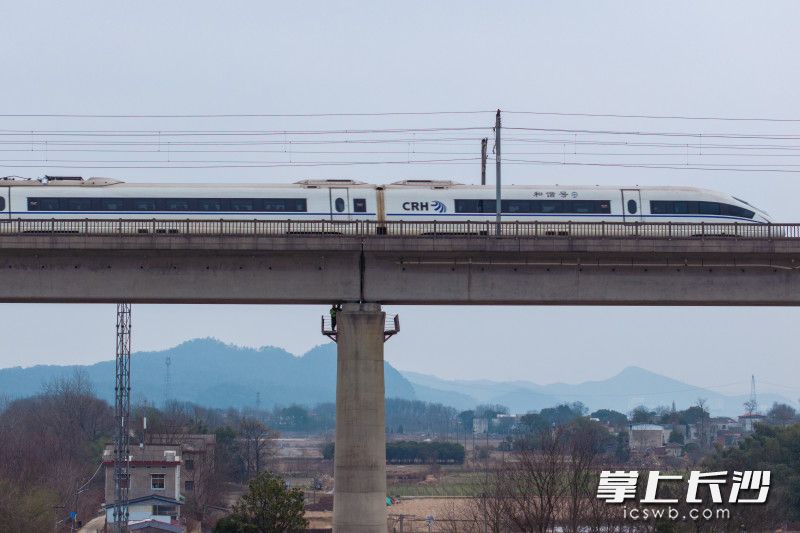 一列高铁从沪昆高铁湘江特大桥驶过。桥下，中国铁路广州局长沙高铁工务段工作人员正在进行桥梁巡检。