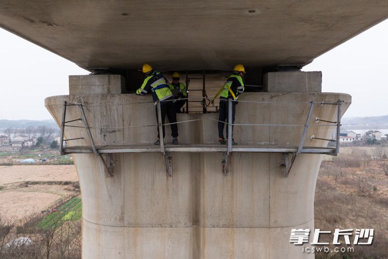 一列高铁从沪昆高铁湘江特大桥驶过。桥下，中国铁路广州局长沙高铁工务段工作人员正在进行桥梁巡检。