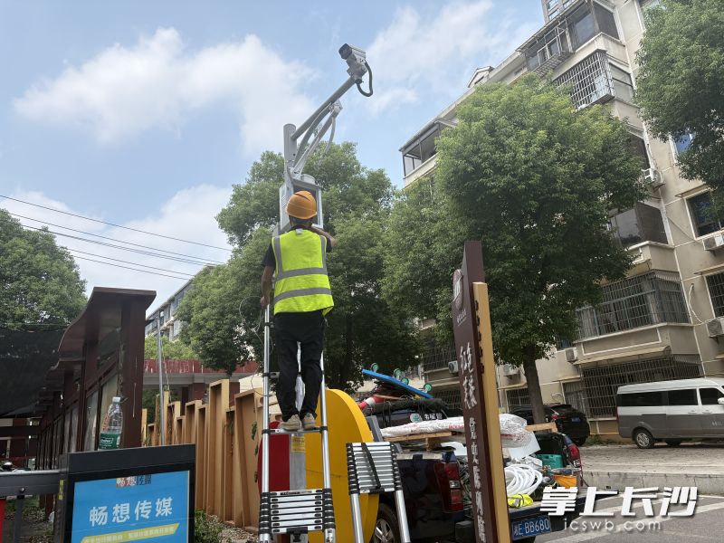 荷花园街道综治中心搭建起智慧安防体系，覆盖机关单位、商圈、小区、背街小巷。长沙晚报全媒体记者 陈焕明 通讯员 戴红霞 摄影报道
