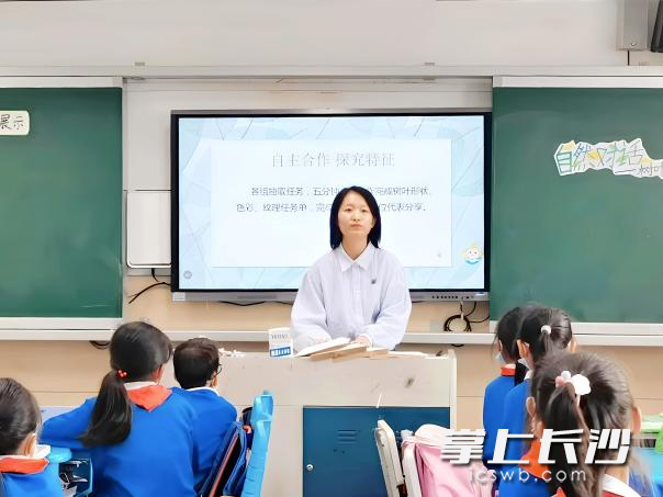 作为学校唯一的美术教师，田勉一人扛起了粉印版画这一特色美育项目。