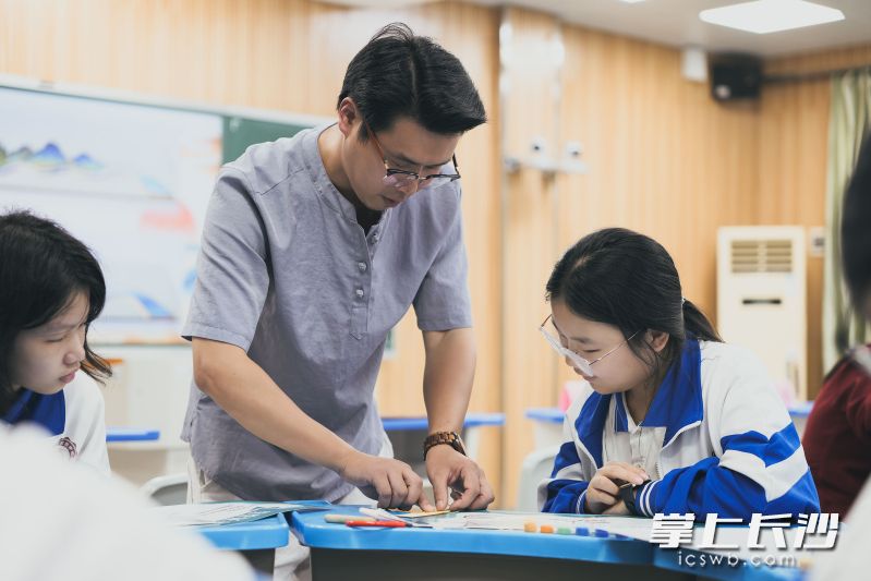 掐丝珐琅釉彩制作技艺代表性传承人隆厚兴老师,带来《金丝绘长江,珐琅赋蓝图》文博非遗体验课。 掐丝珐琅釉彩制作技艺代表性传承人隆厚兴老师,带来《金丝绘长江,珐琅赋蓝图》文博非遗体验课。