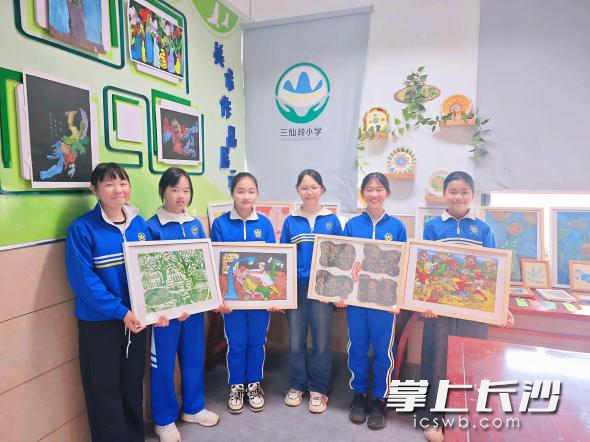 同学们展示自己的作品。