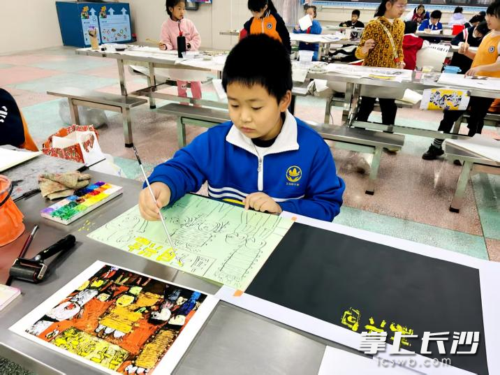 全校仅76名学生、1名美术老师，却凭着粉印版画这门特色技艺，在乡村美育的沃土上，培育出一棵枝繁叶茂的“艺术之树”。 均为学校供图