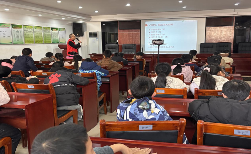 浏阳市妇幼保健院急诊科主任医师邓轩带来“急救知识”小课堂。通讯员供图