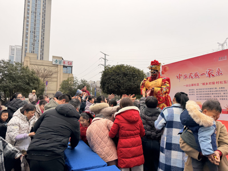 今日上午,湖南湘江新区东方红街道尖山湖社区广场上,一场年味浓浓的“城乡对接 村社互进”行动暨第六届群众艺术节火热开展。均为湘江早报全媒体记者 陈丹妮 摄 今日上午,湖南湘江新区东方红街道尖山湖社区广场上,一场年味浓浓的“城乡对接 村社互进”行动暨第六届群众艺术节火热开展。均为湘江早报全媒体记者 陈丹妮 摄
