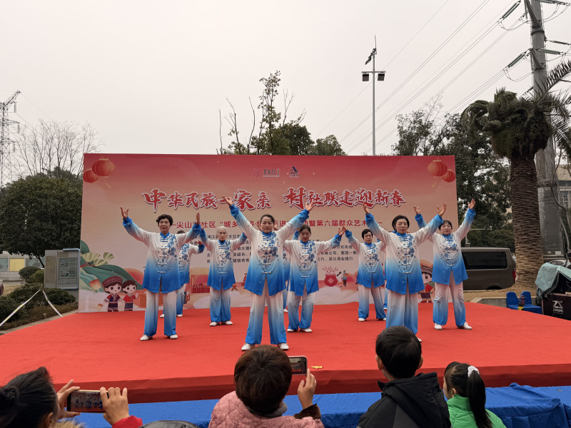 舞台上的文艺表演将气氛推向高潮。 舞台上的文艺表演将气氛推向高潮。