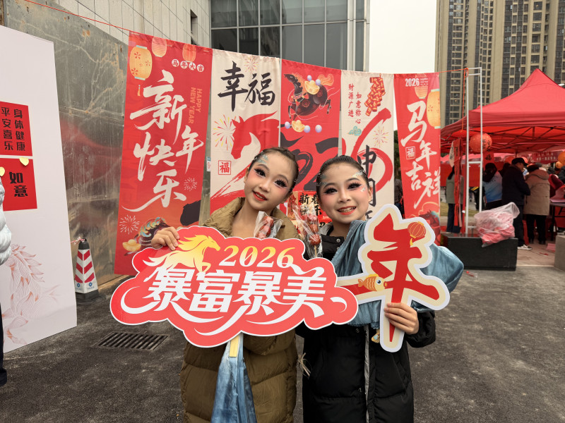 现场布置十分喜庆,萌娃打卡。 现场布置十分喜庆,萌娃打卡。