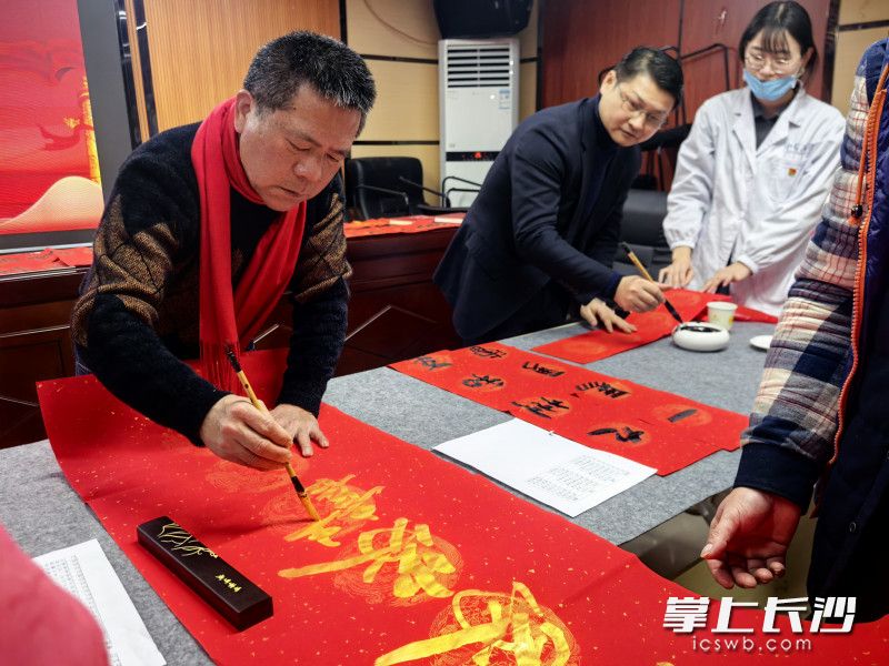 书法家为居民写对联。