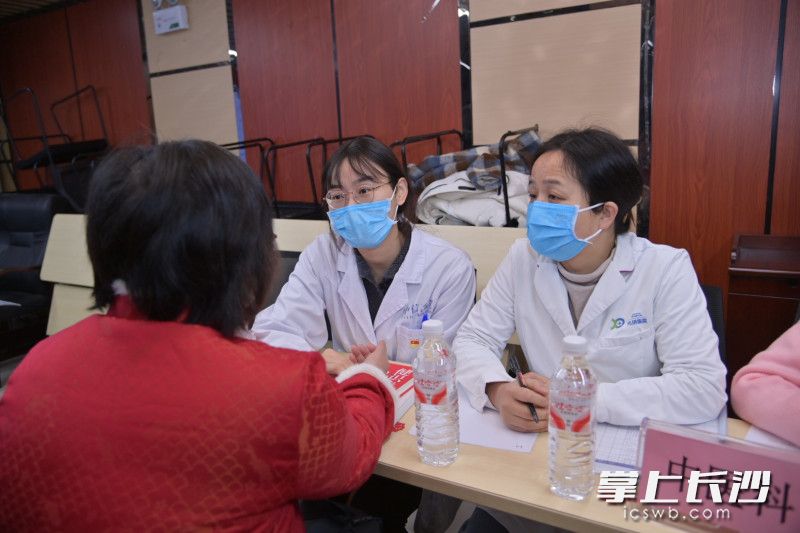 活动现场设有义诊区。