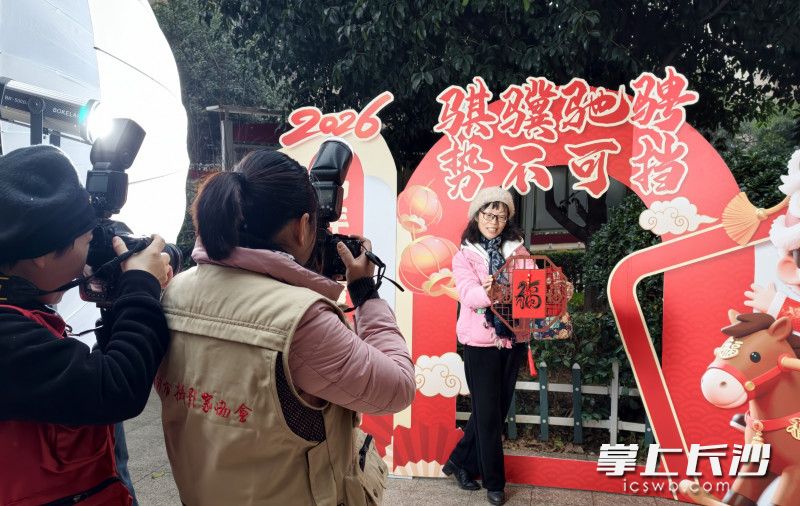 长沙市摄协的摄影师为社区居民拍照。 均为长沙晚报通讯员余佳桂供图