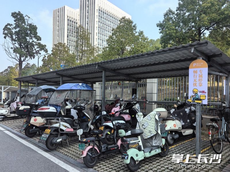 小区内设置了骑手专属停车区与充电位。