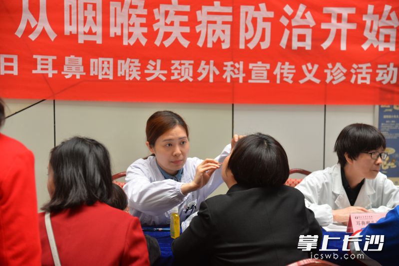 副主任医师王蔓菁在进行义诊。