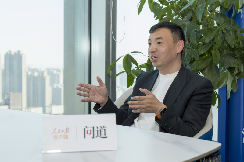 刊发鸣鸣很忙董事长晏周在接受人民日报客户端的采访。 均为长沙晚报通讯员 谢海 供图