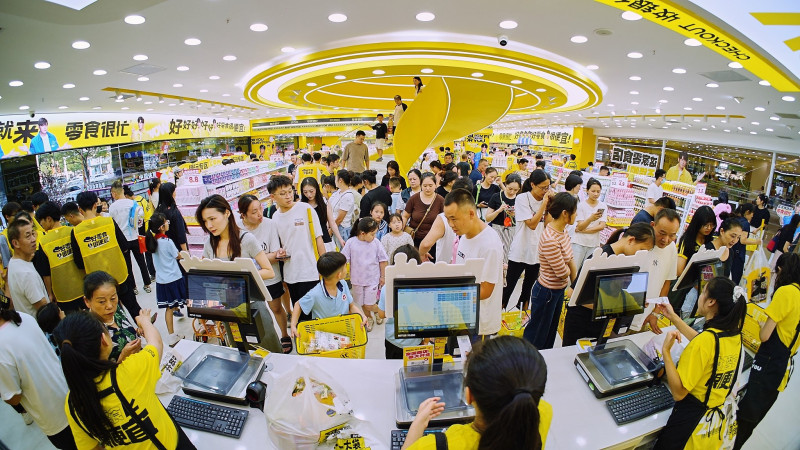 在零食很忙的门店，排队结算成为常态。