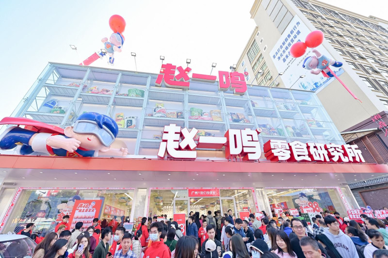 赵一鸣门店前，消费者人潮涌动。