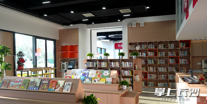 雷锋图书馆松塔分馆上架图书近2万册。