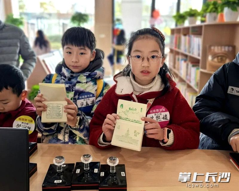 寒假开启后，孩子在图书馆开展读书活动。