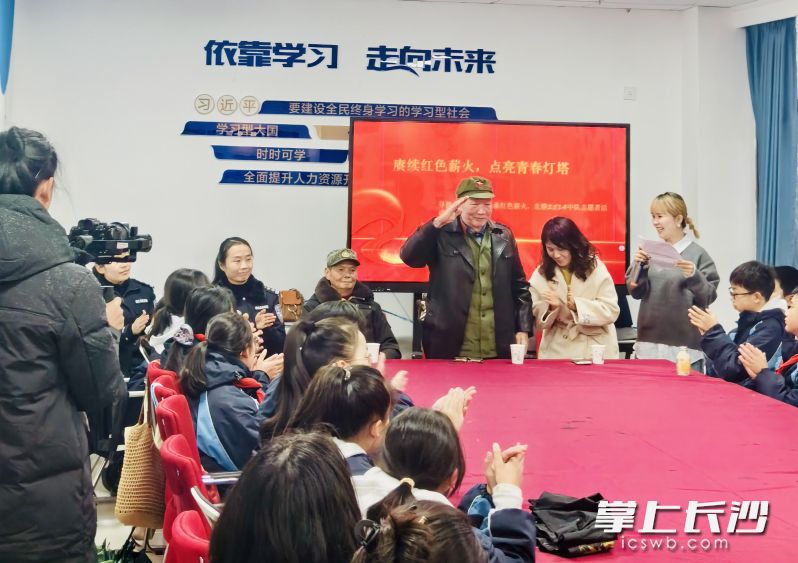 老战士黄长海军姿笔挺,给大家行军礼。 均为长沙晚报通讯员于磊供图 老战士黄长海军姿笔挺,给大家行军礼。 均为长沙晚报通讯员于磊供图