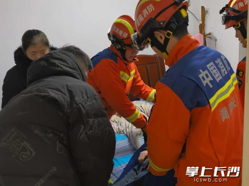 消防人员正在救援受伤市民。长沙晚报通讯员 徐秋华 摄