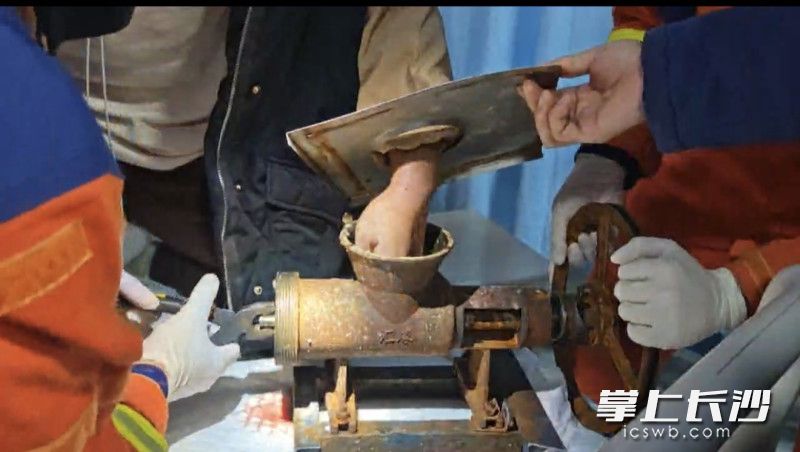 消防员展开救援。 长沙晚报通讯员 杨慧 摄